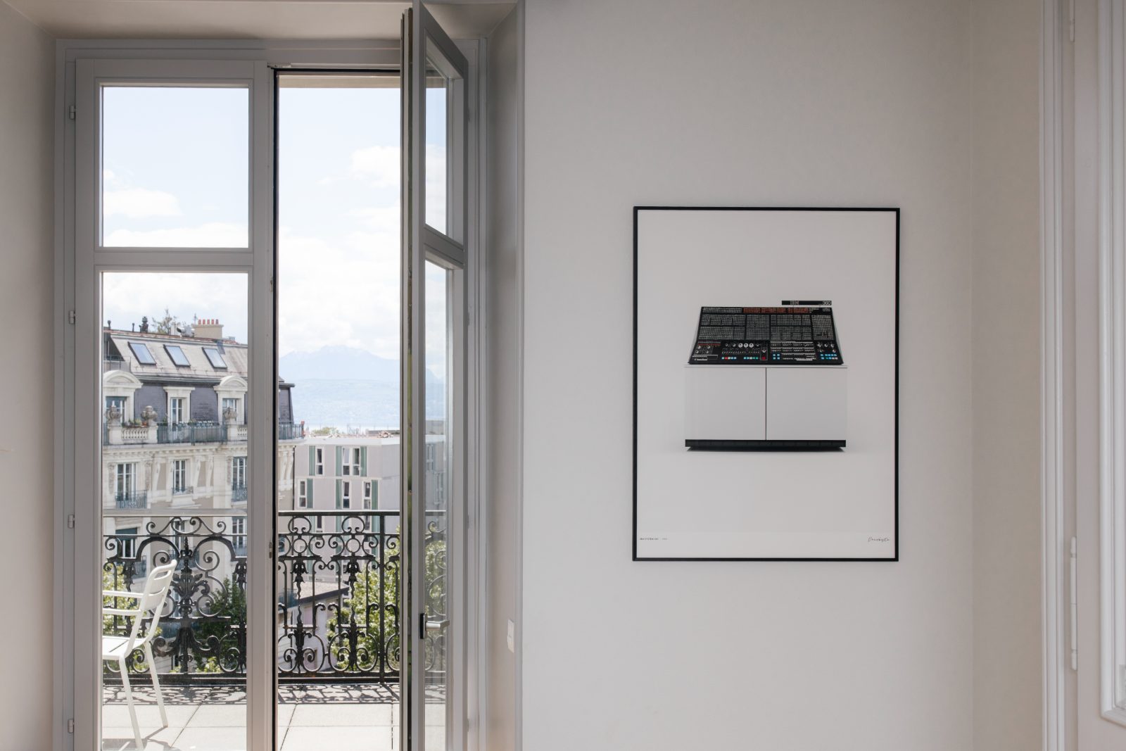 Bureau Luceed avec affiche IBM System 360 et vue sur le lac
