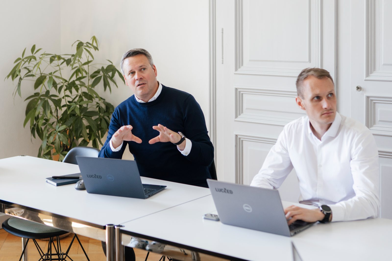 Échange autour de la table chez Luceed